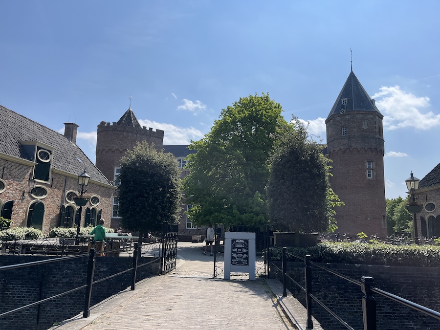 Zicht op Kasteel Westhove wordt deels ontnomen door grote bomen.