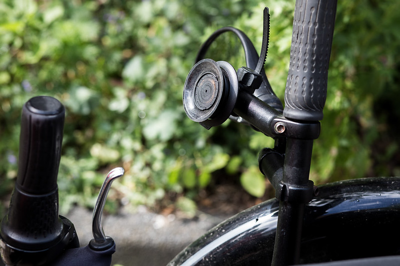 Telefoonhouder Fidlock met zuignap op stang aan driewielfiets