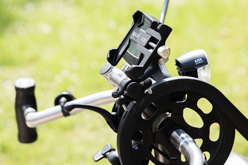 Bevestiging van universele telefoonhouder op aankoppelhandbike.