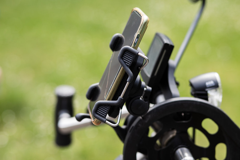 telefoonhouder op aankoppelhandbike