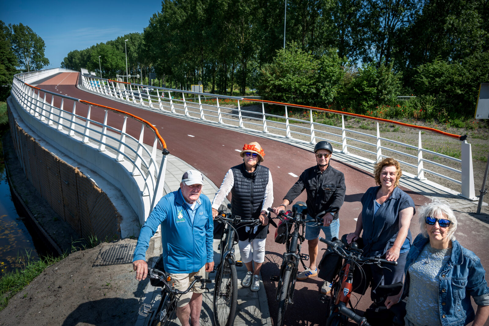Zaandam, leden van de afdeling Fietsersbond Zaanstad op de Eendenpullenbrug