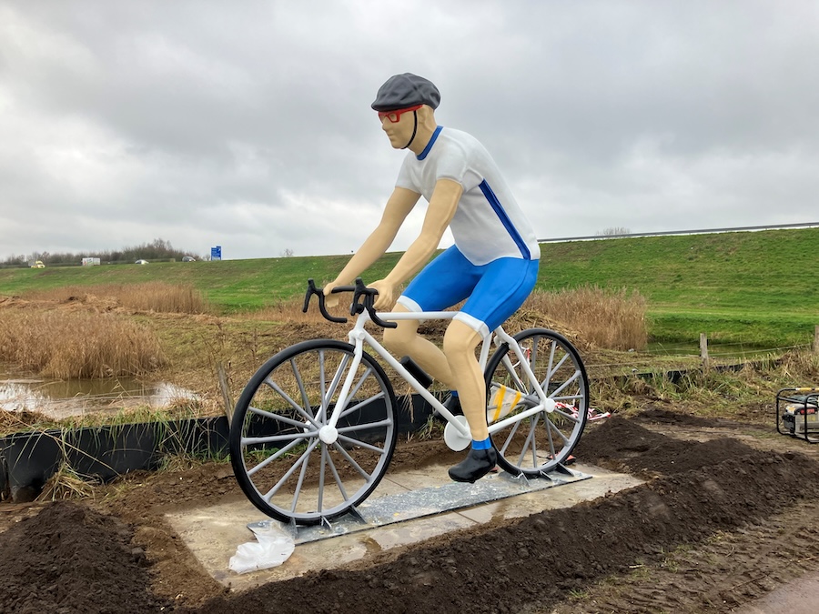 Groot beeld van een wielrenner langs de doorfietsroute F50.