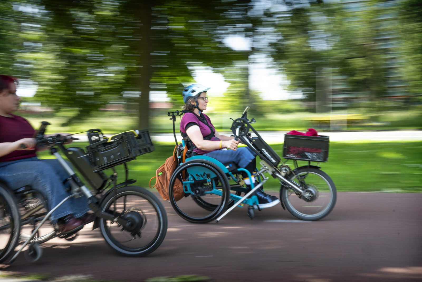 Handbikers op het fietspad in Arnhem