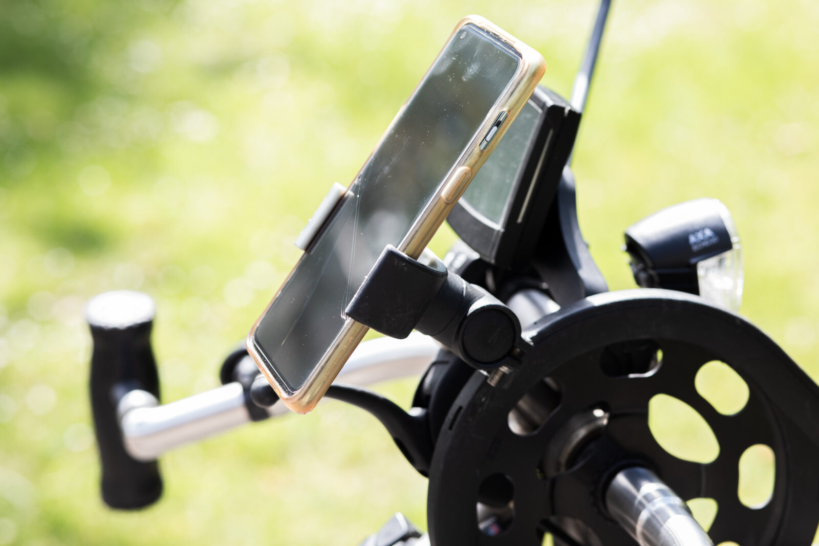Een mobiele telefoon in de houder op een handbike
