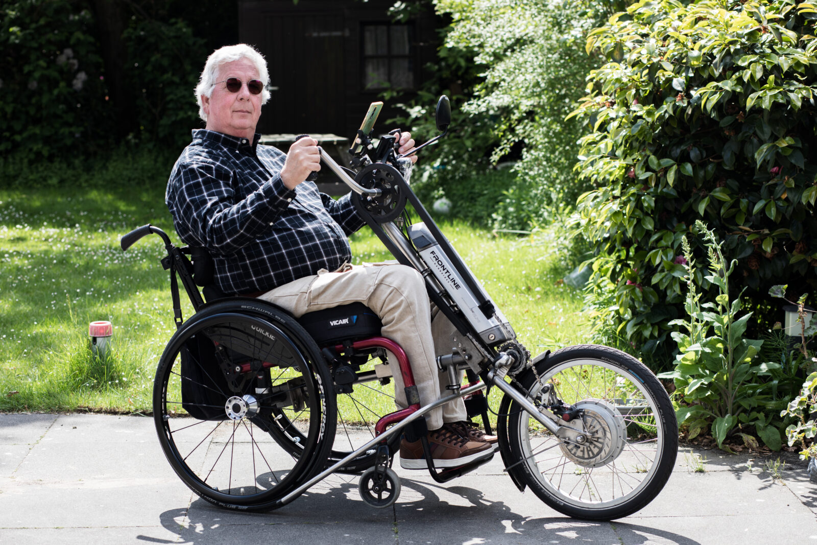 Peter van Lamoen in zijn rolstoel met aangekoppelde hybride handbike