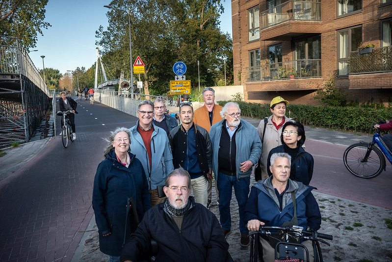 Portret van leden van Platform Gerrit Krolbrug bij de brug