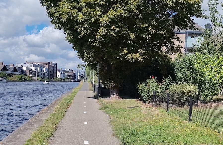 Smal fietspad langs het water in Leiderdorp
