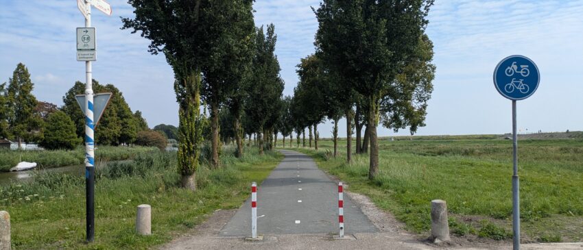 Twee paaltjes (wit/rood) op het fietspad in Hoorn