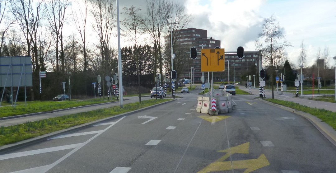 Bij deze kruising is een voorsorteerstrook weggehaald. De snelheden dalen, daardoor kan het stoplicht uit.