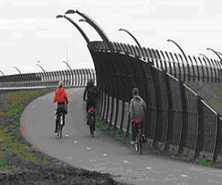 Voorbeeld snelfietsroute Voorbeeld van een tweezijdige snelfietsroute met windscherm en goede verlichting