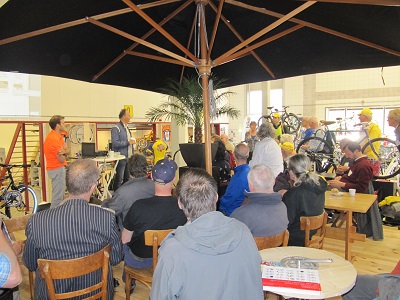 Uitleg in het Fietscentrum met luisterende vrijwilligers