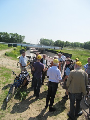 Groep fietsers staat stil en krijgt uitleg bij fietstunnel onder de A15