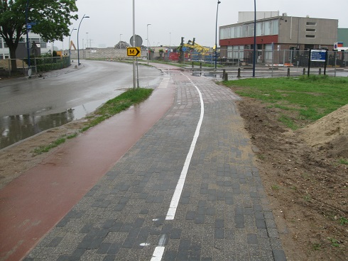 Fietspad met klein deel rood asfalt en rest klinkers