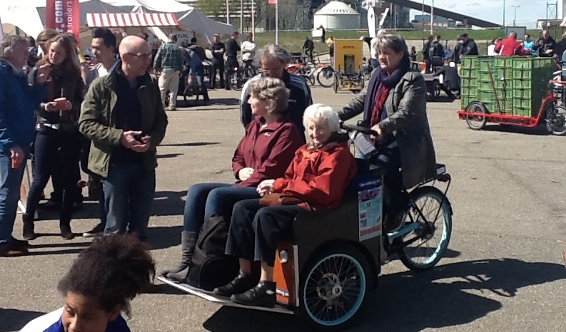 Riksja met 2 inzittenden bij Bakfietstreffen