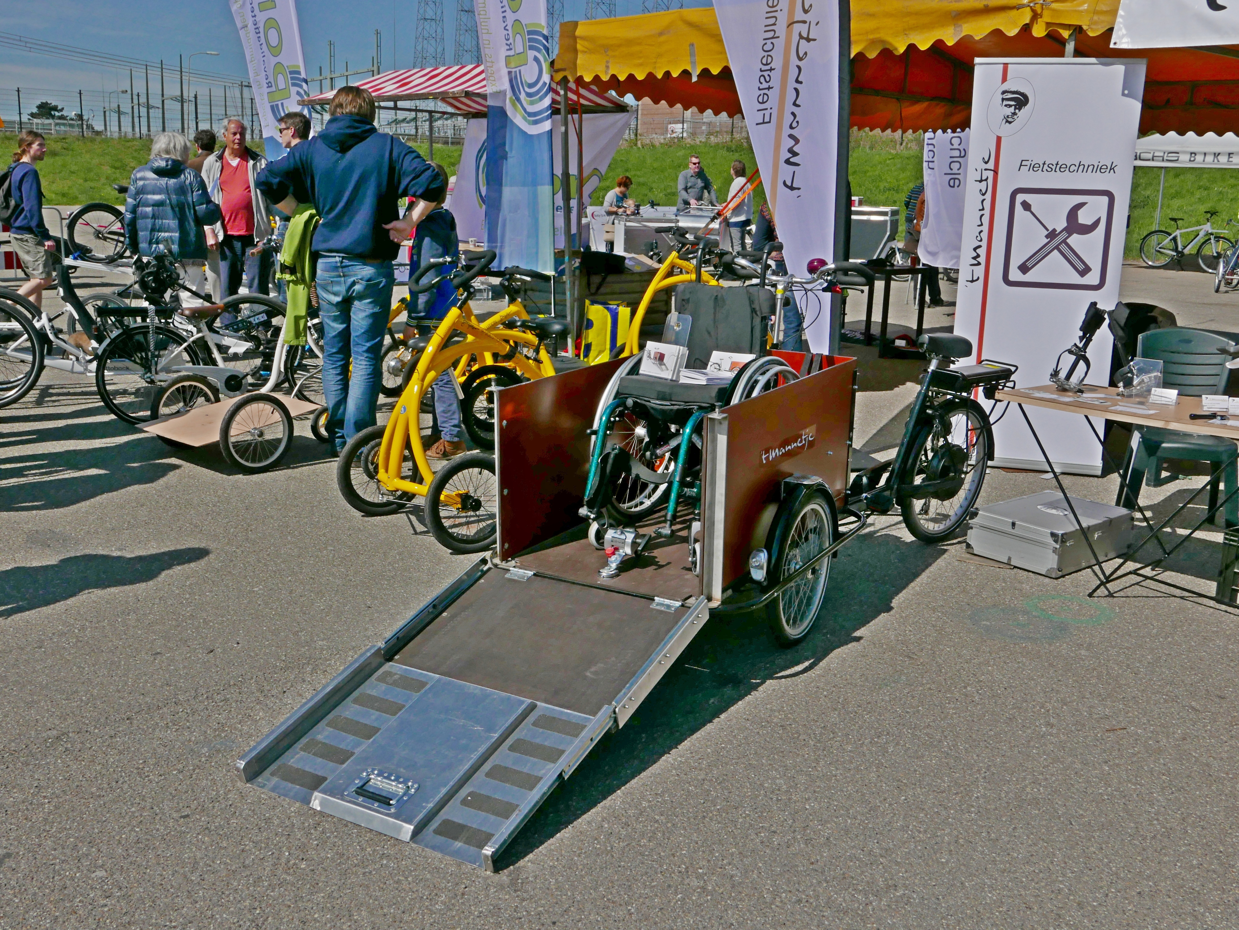 transportfiets met voorop rolstoel