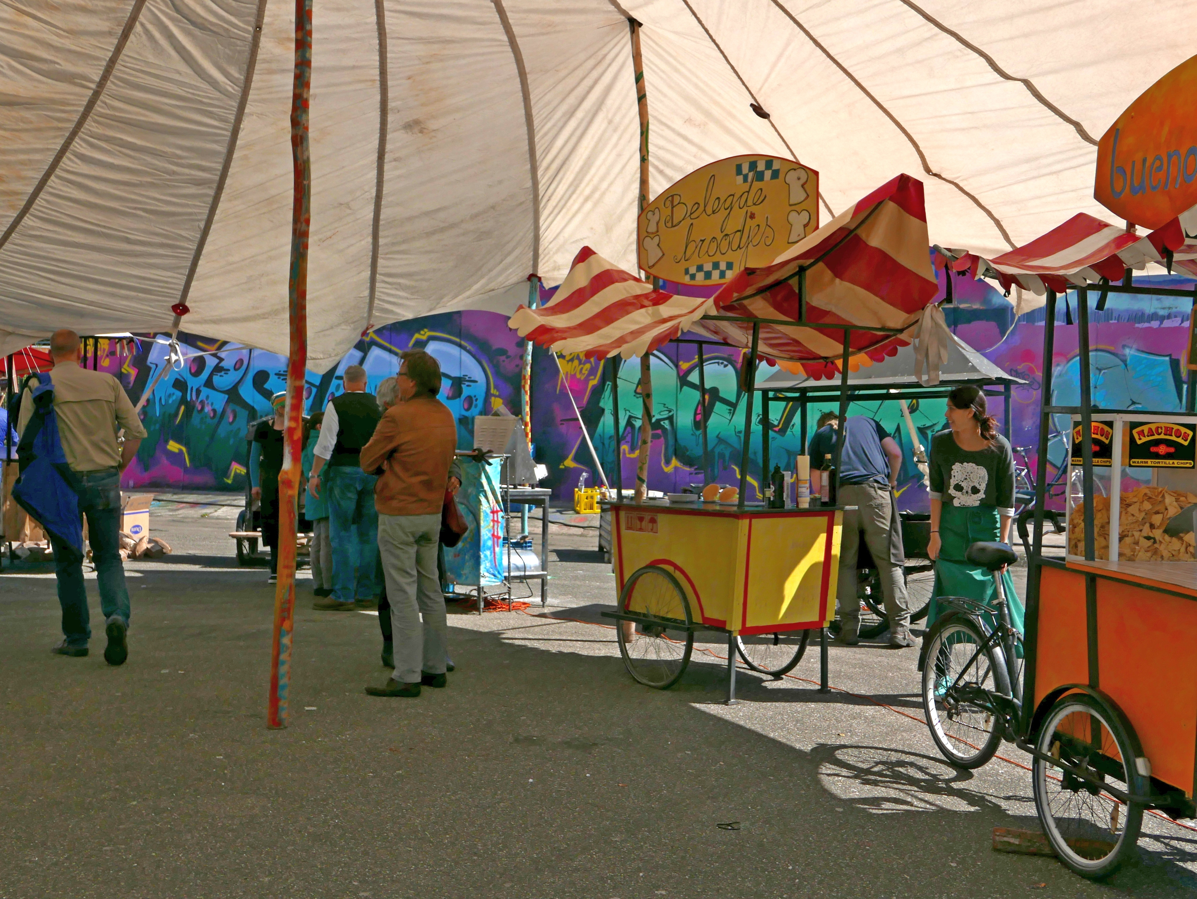 tent met daarbinnen horecafietsen