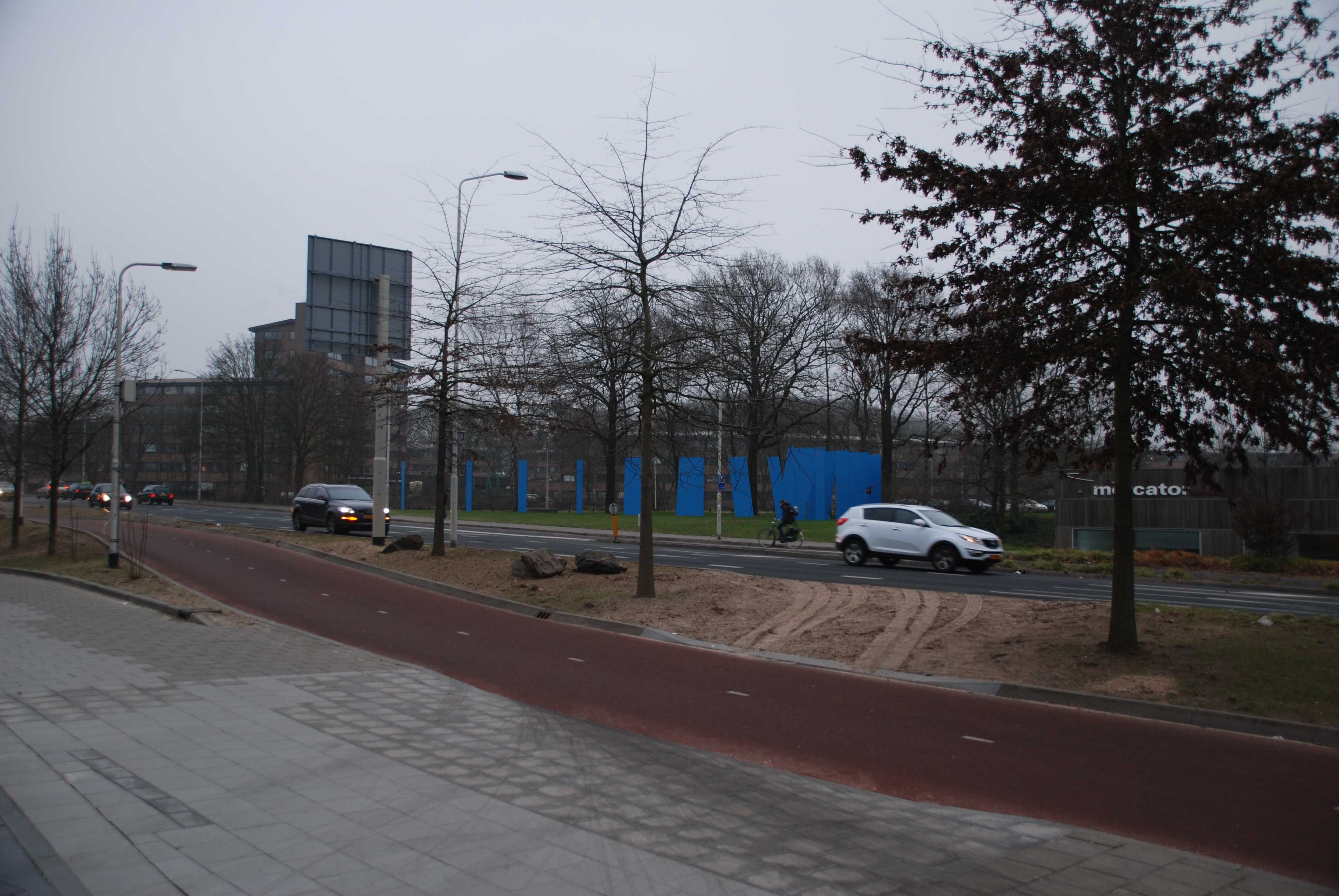 berm die wordt benut om dubbelzijdig fietspad over te steken
