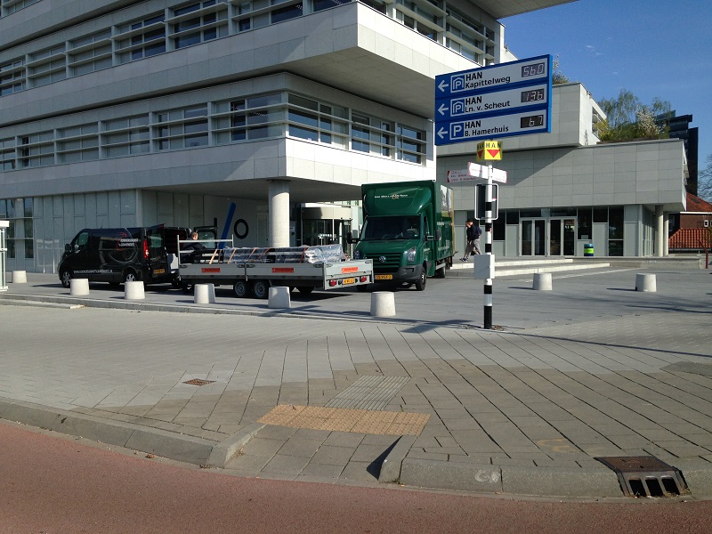 vrachtauto en bestelbus met lange aanhanger bij nieuwbouw HAN