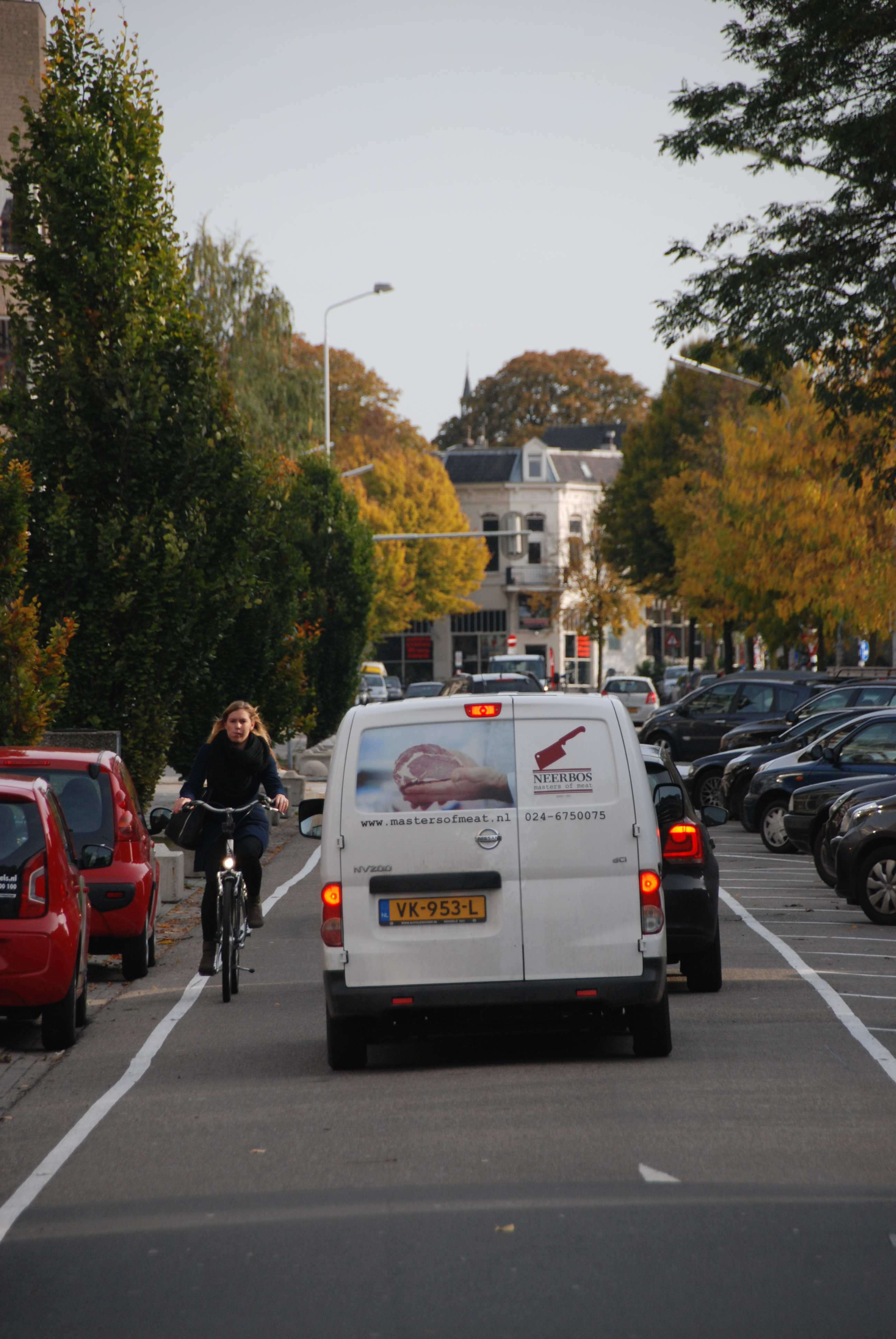 Fietser en tegemoetkomende auto's