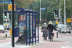 Foto fietspad achter bushalte in Zwolle
