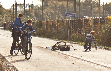 Foto: middengeleider leidt tot val van fietser