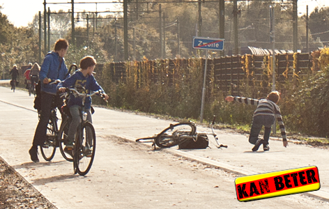 Val over middengeleider op fietssnelweg.