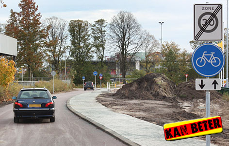 Auto's op het nieuwe fietspad Ossenkamp