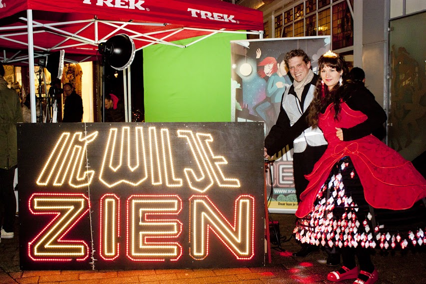 René De Heer opent samen met Lightqueen Marije de fietsverlichtingscampagne 