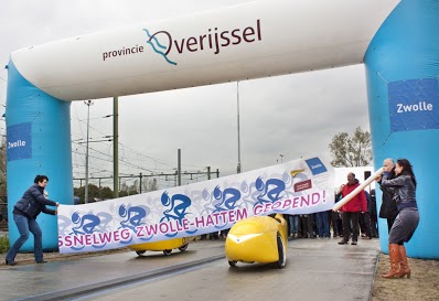 Foto: Met de velomobiel door het openingslint