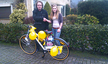 Foto: Overhandiging gewonnen fiets