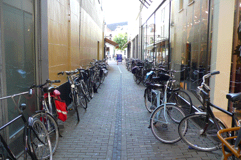 Foto: Gasthuisstraat vol geparkeerde fietsen