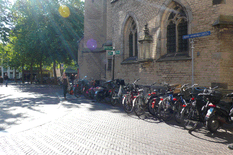 Foto: Korte Adenhalingssteeg geparkeerde fietsen