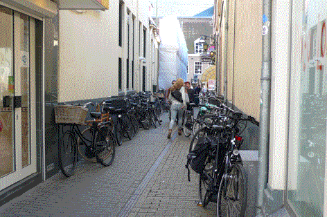 Foto: mandjesstraat vol geparkeerde fietsen