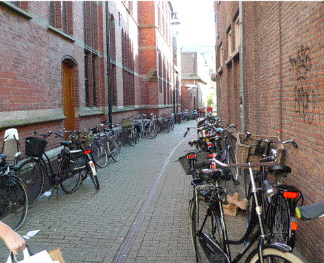 Foto: Rodehaanstraat vol geparkeerde fietsen