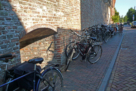 Foto: wild parkeren tegen stadsmuur