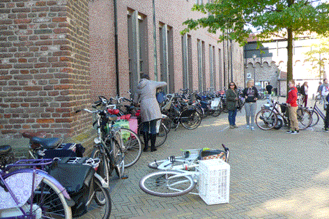 Foto: Klokkensteeg overvolle stallingen