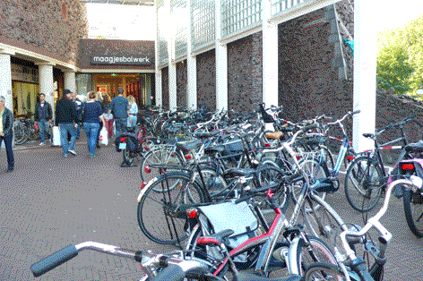 Foto: Maagjesbolwerk ingang winkelcentrum