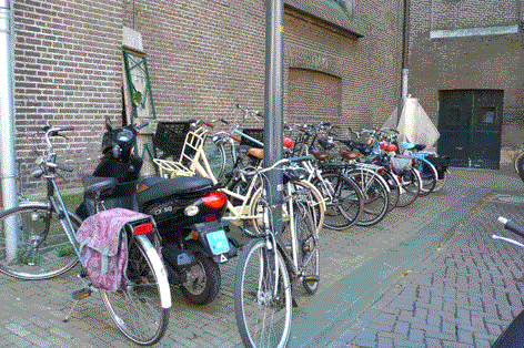 Foto: fietsparkeren Luttekestraat tegen kerk