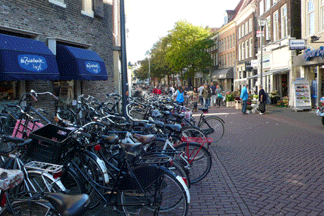 Foto: Oude Vismarkt vol geparkeerde fietsen