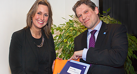 Foto: Overhandiging informatiemap MEE op Weg