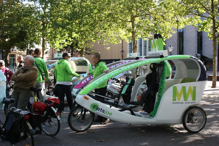 Foto fietstaxi's op Grote Kerkplein Zwolle