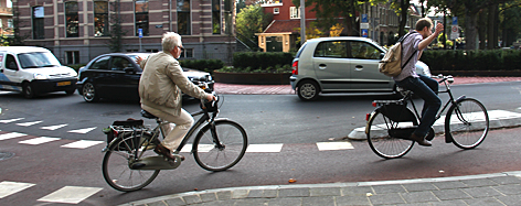 Foto fietsers en auto's op fietsrotonde