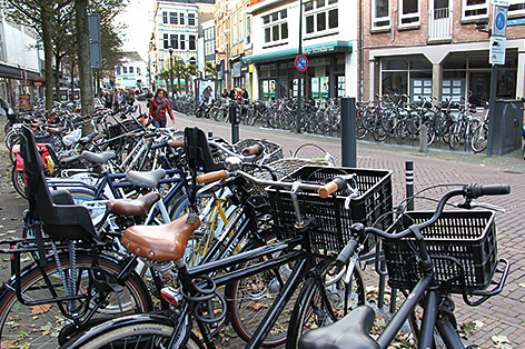 Foto: fietsparkeren Oude Vismarkt -Koningsplein