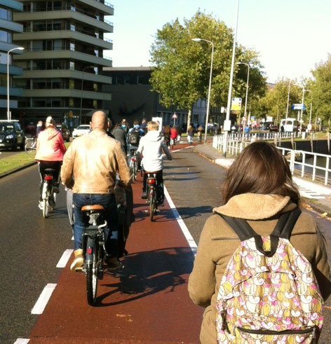 Foto: drukke fietsstrook langs Harm Smeengekade