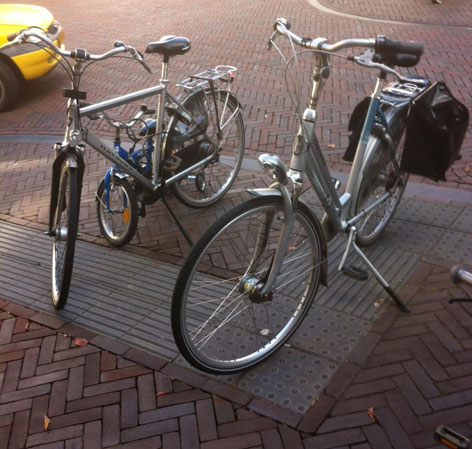 Foto: fietsen op markeringsstrook voor blinden