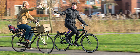 Foto: doorgeven voorzittersstokje 