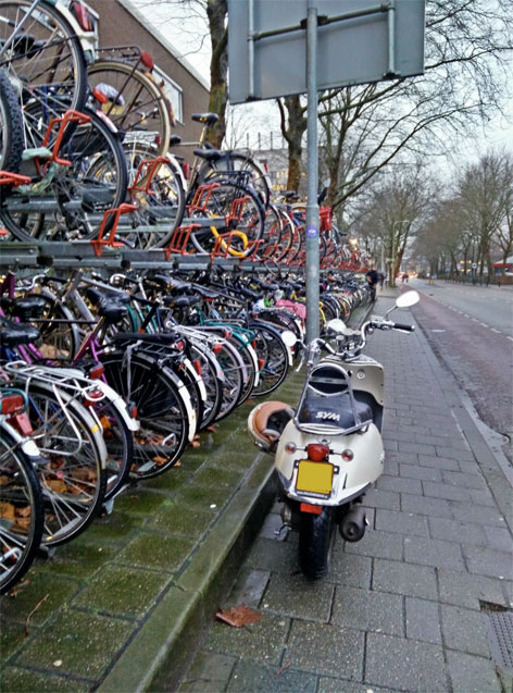 Foto: scooter blokkeert fietsenstalling Westerlaan