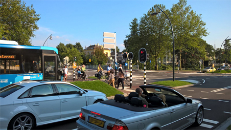 Foto: oversteek bij Kamperpoortenbrug