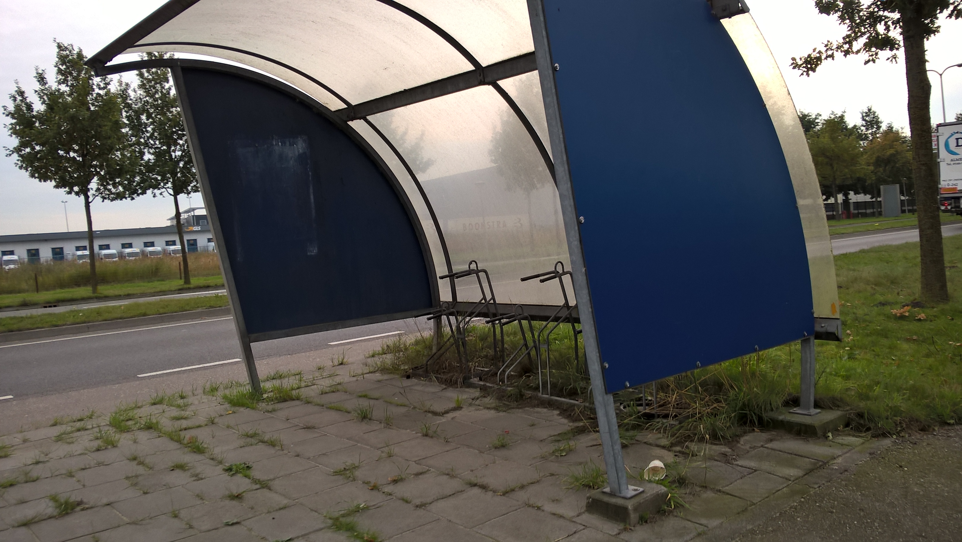 Foto:bushalte met overdekte fietsenstalling in Hessenpoort