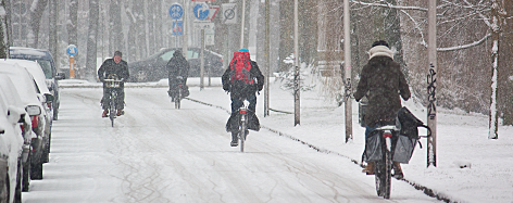 Foto: Vondelkade, fietsers in de sneeuw